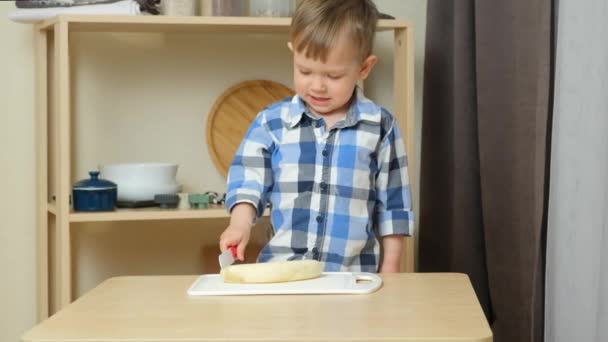 Yaşında Çocuk Mutfakta Bebek Güvenlik Bıçağıyla Muz Kesiyor Ağır Çekimde — Stok video