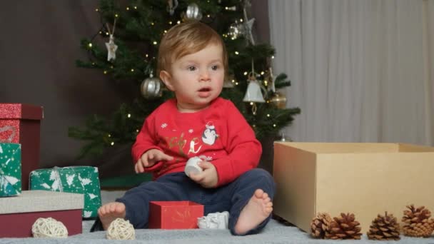 Maluch Poniżej Roku Życia Bawi Się Bezpiecznymi Zabawkami Świątecznymi Dla — Wideo stockowe