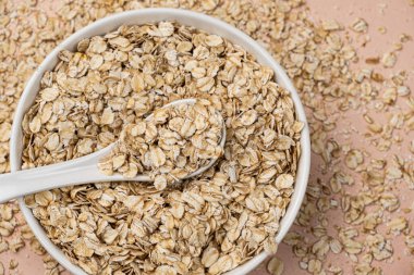 Kaşık görünümlü kuru yulaf ezmesi..