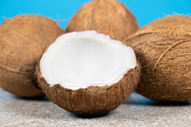 Hindistan cevizi ve yarım hindistan cevizi, yakın plan mavi ve gri..