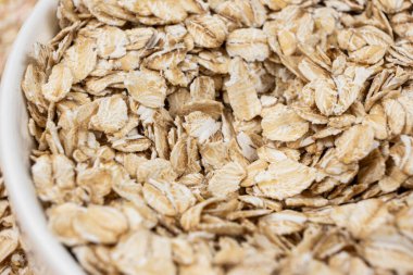 Kurutulmamış yulaf ezmesi tabakta..