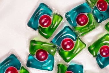 Saten kumaştan yapılmış bir sürü çamaşır kapsülü var..