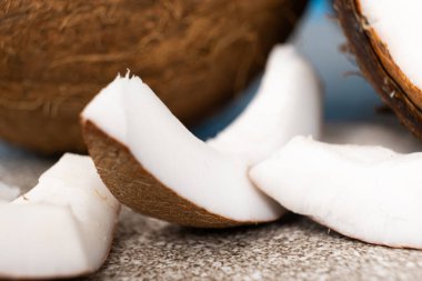 Dilimlenmiş hindistan cevizi dilimleri, hindistan cevizi eti.