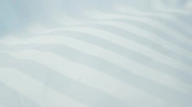 Işık renginin güzel hareket eden arkaplanı, kumaşta dalgalar.
