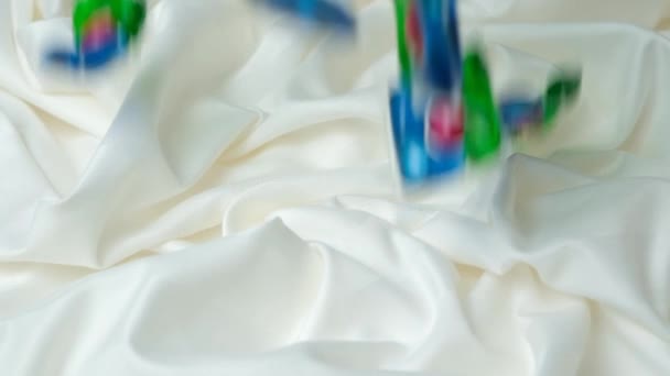 Detergente Liquido Bucato Capsule Che Cadono Lentamente Tessuto Slow Motion — Video Stock
