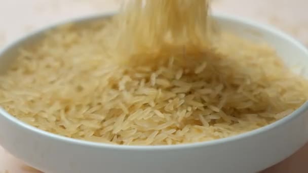 Dlouhozrnná Předpařená Rýže Basmati Pomalým Pohybem — Stock video