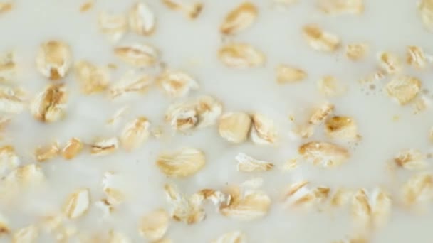 燕麦片倒入燕麦植物牛奶中 慢动作 — 图库视频影像