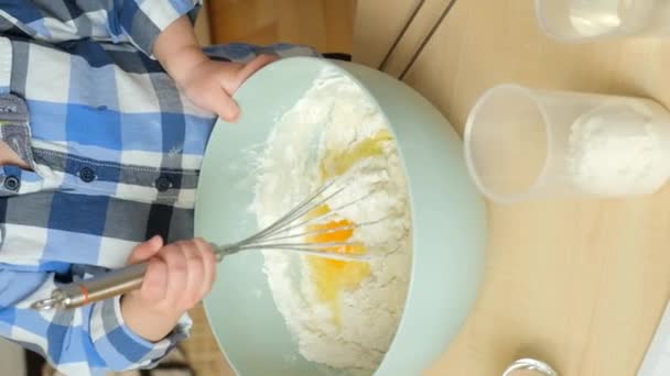 Двухлетний Ребенок Смешивает Тесто Венчиком Тусовщики Кухне Вертикальное Замедление — стоковое видео