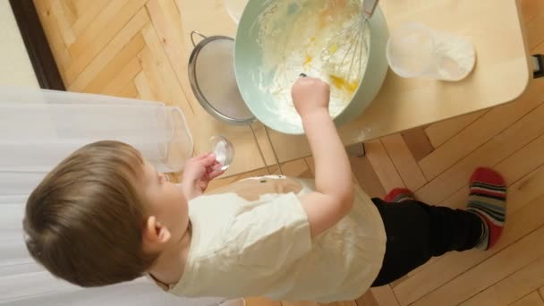 Dvouletý Chlapec Připravuje Těsto Nalévá Ingredience Misky Vertikálně Zpomaluje — Stock video