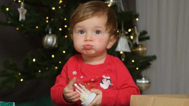Kleinkind Unter Einem Jahr Spielt Mit Weihnachtsspielzeug Für Kinder — Stockvideo