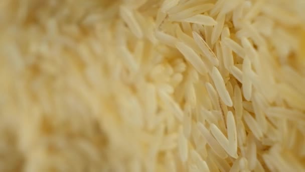 长粒煮熟的荞麦米倒水 垂直慢动作 — 图库视频影像