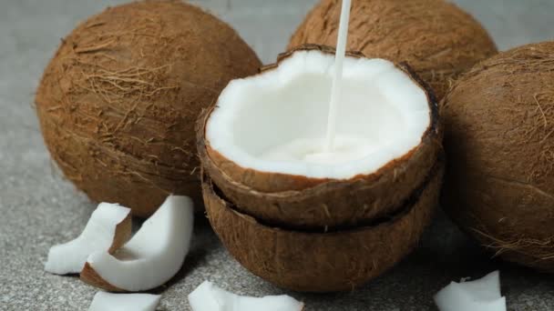 健康的なビーガンココナッツミルク半分のココナッツの遅い動きに注ぐ — ストック動画