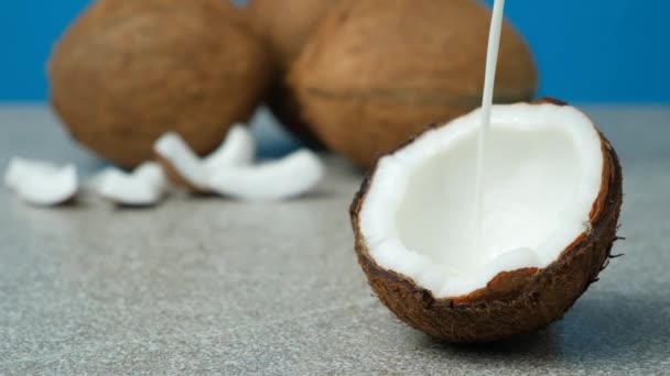 Здоровое Веганское Кокосовое Молоко Разливающееся Половину Кокосового Замедленного Движения — стоковое видео