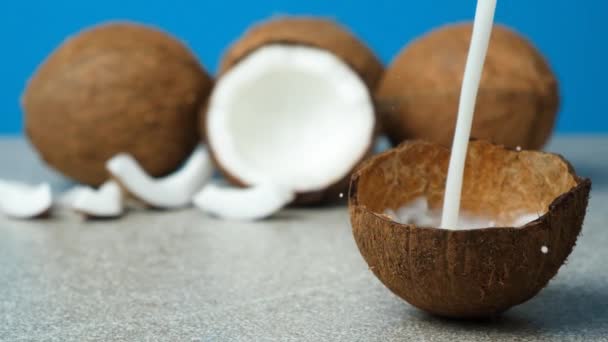 Mleko Kokosowe Wylewa Się Wylewa Muszli Kokosowej Slow Motion — Wideo stockowe