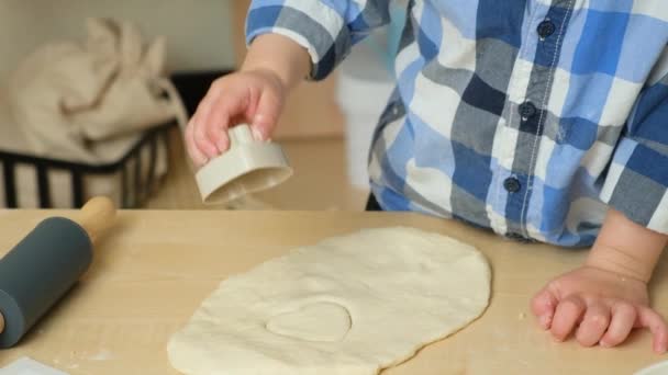 Маленький Хлопчик Робить Печиво Допомогою Печива Тіста Кухні Повільний Рух — стокове відео