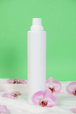 Yeşil Arkaplanda Ev Kimyasalları için Büyük Beyaz Plastik Şişe, Metin İçin Yer