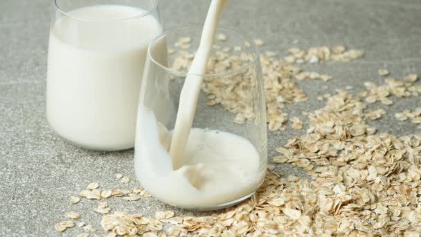 Φυτικό Vegan Γάλα Βρώμης Χύνοντας Γυαλί Αργή Κίνηση — Αρχείο Βίντεο