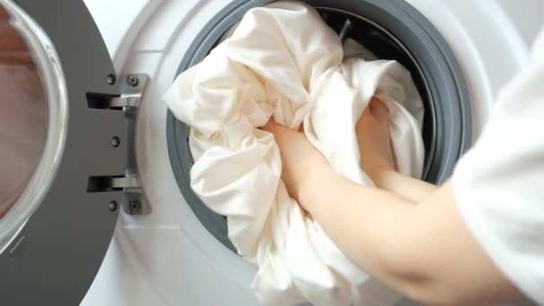 洗濯機のドラムに洗濯をする女性 — ストック動画