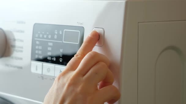 洗濯機のスタートボタンを押す 閉じる — ストック動画