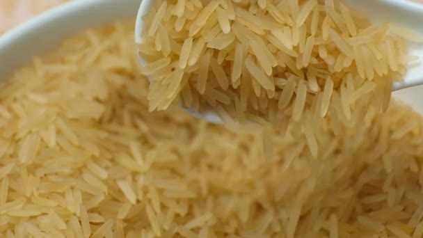 Dlouhozrnná Předpařená Rýže Basmati Zalitá Lžící Makro Zpomaleného Pohybu — Stock video