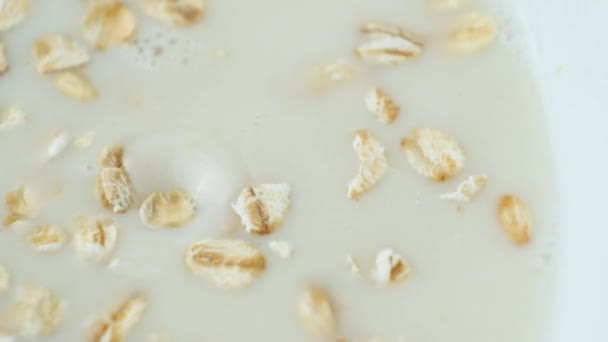 燕麦片倒入燕麦植物牛奶中 慢动作 — 图库视频影像