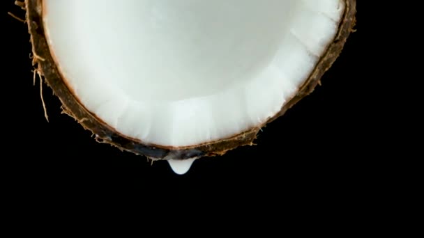 椰子汁从一半椰子上滴下 呈黑色背景 慢动作 — 图库视频影像