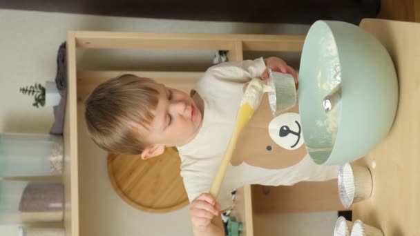 Kleinkind Gießt Teig Cupcake Dosen Vertikale Zeitlupe — Stockvideo