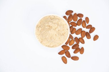 Beyaz arkaplan görünümlü badem unu ve badem..