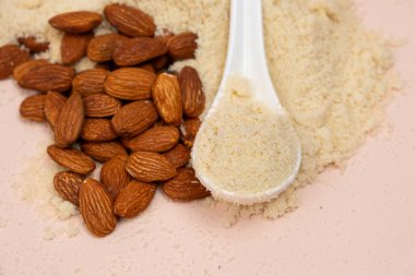 Bej arkaplanda badem unu ve badem..