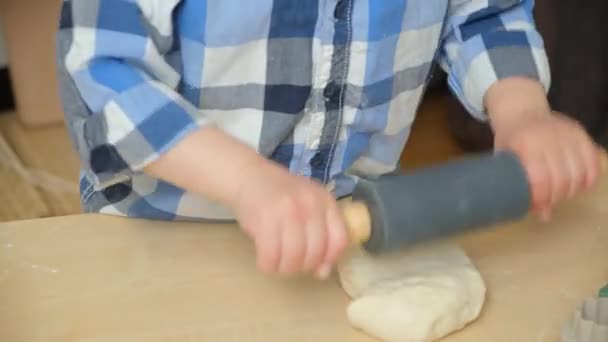 Küçük Bir Çocuğun Elleri Mutfakta Bir Bebek Oklavası Ile Hamuru — Stok video