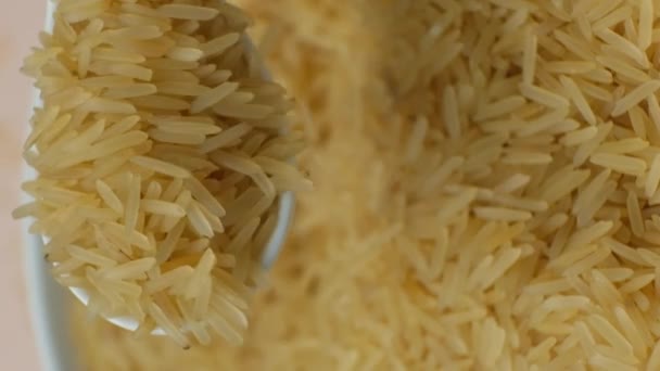 Langkorn Parboiled Basmati Reis Gießen Mit Löffel Makro Vertikale Zeitlupe — Stockvideo