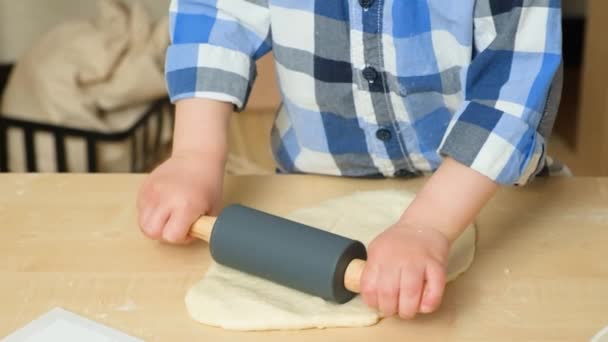 Руки Маленької Дитини Викидає Тісто Дитячим Штифтом Кухні Повільний Рух — стокове відео