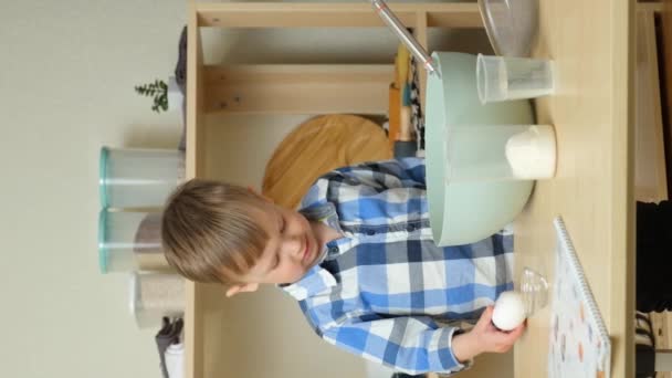 Dvouletý Chlapec Rozbije Syrové Vejce Těsto Batolata Kuchyni Svislé Zpomalení — Stock video