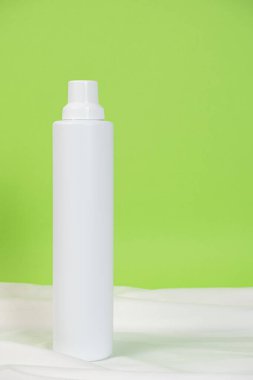 Yeşil Arkaplanda Ev Kimyasalları için Büyük Beyaz Plastik Şişe, Metin İçin Yer