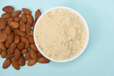 Mavi arkaplan görünümlü badem unu ve badem..