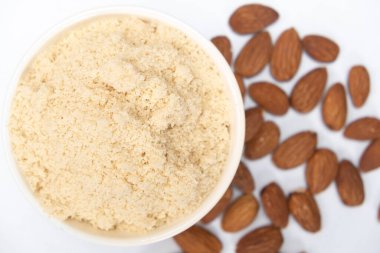 Beyaz zemin üzerinde badem unu ve badem..