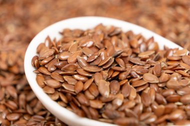 Bir kaşık makroda keten tohumu.