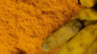 Zerdeçal tozu dökülüyor, makro dikey ağır çekim.