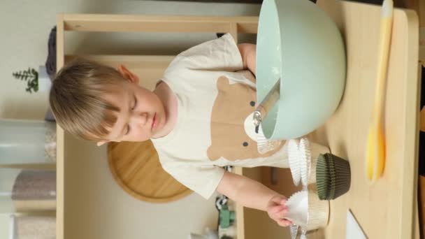 Маленький Хлопчик Готує Приготування Кексів Викладаючи Сковороди Столі Вертикальний Повільний — стокове відео