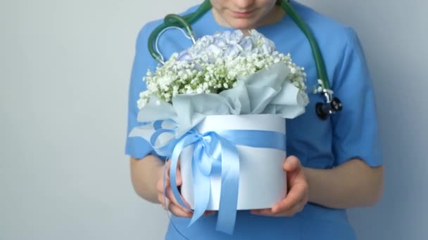Médico Segurando Inalando Cheiro Flores Fundo Branco Espaço Para Texto — Vídeo de Stock