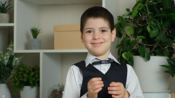 Милий Шестирічний Хлопчик Білій Сорочці Посміхається — стокове відео