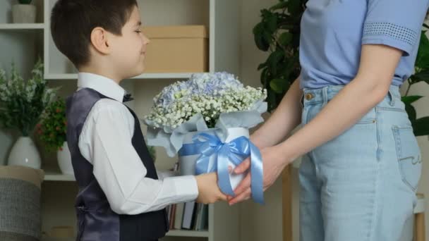 Garçon Six Ans Offre Mère Bouquet Fleurs Félicitations Pour Les — Video
