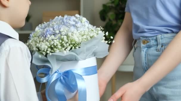 Mały Chłopiec Daje Matce Bukiet Kwiatów — Wideo stockowe