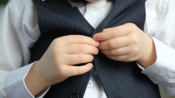 小さな子供は 固定し ボタンの服 手を閉じることを学びます — ストック動画