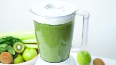 Mikserde sağlıklı yeşil bir smoothie hazırlıyorum.