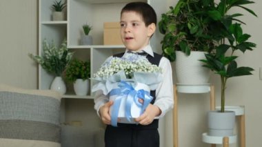 Küçük çocuk elinde büyük bir buket çiçekle şöyle diyor:.