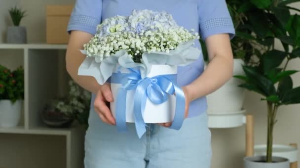 青と白の花の大きな花を前方に伸ばす女性とジプソフィラ — ストック動画