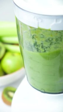 Blender 'da sebze suyu pişirmek, malzemelerin öğütülmesi....