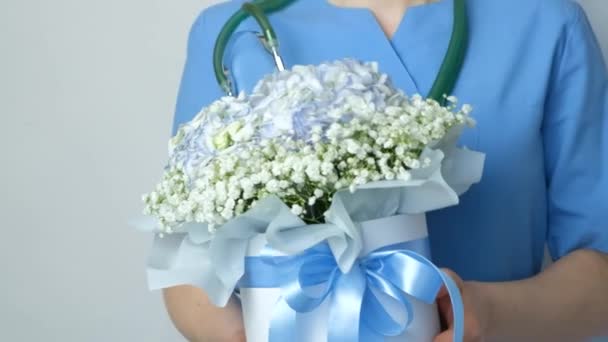 Μπουκέτο Λουλούδια Στα Χέρια Του Γιατρού Μπλε Ιατρική Στολή Ευτυχισμένη — Αρχείο Βίντεο