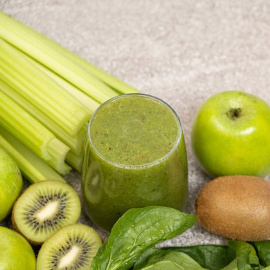 Yeşil kereviz, kivi, yeşil elma ve ıspanak..